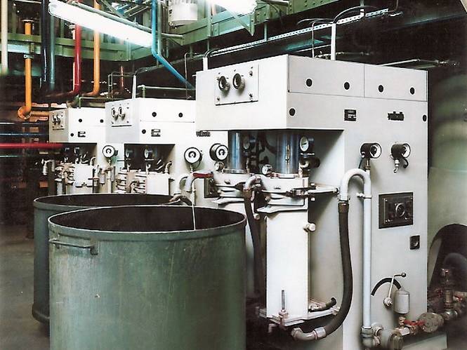 In der Lackproduktion kommen 1960 moderne Perlmühlen zum Einsatz. 1983 werden sie durch eine neue Maschinengeneration ersetzt. 